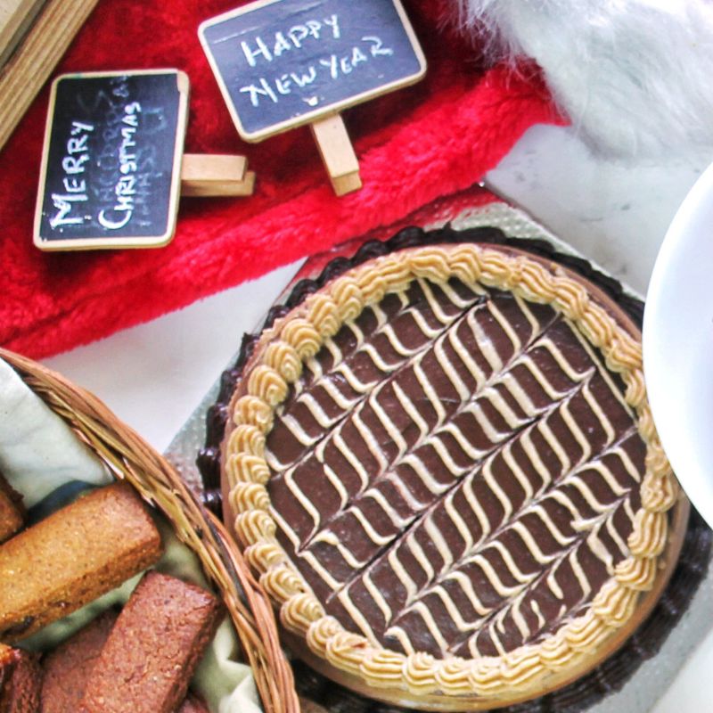 Marbled Chocolate and Vanilla Icing Cake - Christmas Special