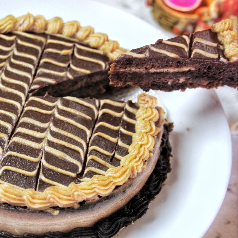 Marbled Chocolate and Vanilla Icing Cake - Christmas Special